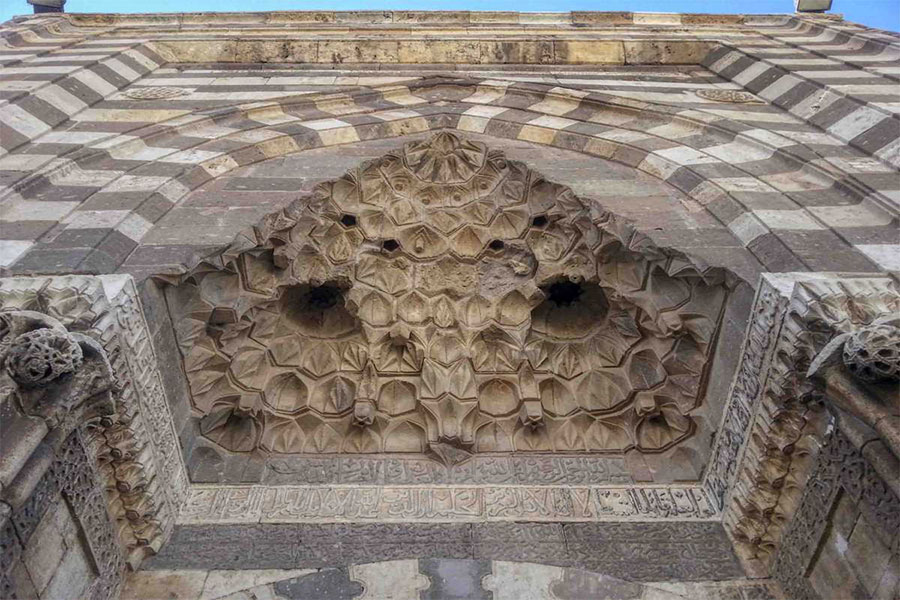 Anadolu Selçuklu Devleti'nin son dönemlerinden kalma bir eser olan Hacı Kılıç Camisi ve Medresesi 