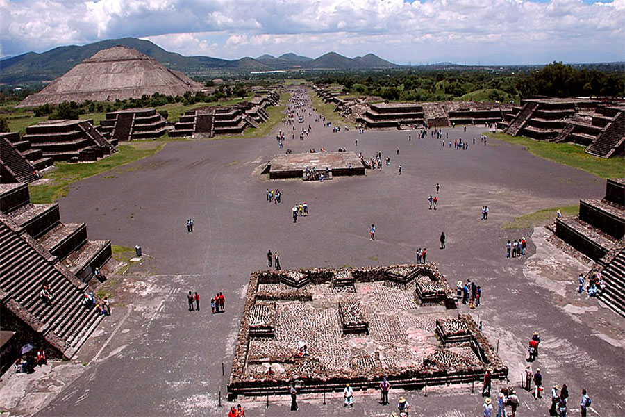 M.S 1325'te başkentleri Tenochtitlán'ın temellerini kurdular.