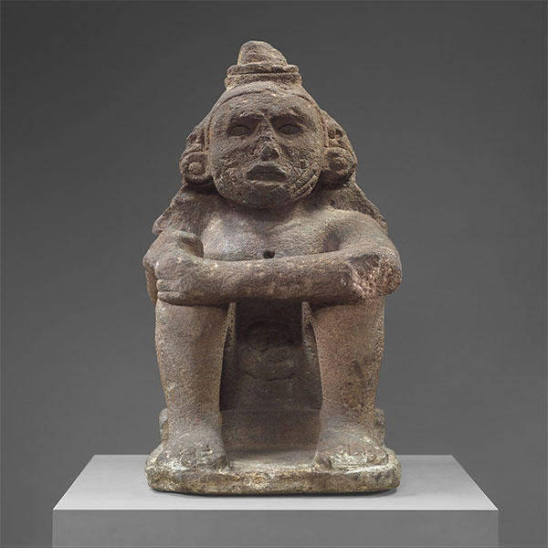 Aztek sanatını oluşturan unsurlar, minyatür oymalı değerli nesnelerden devasa taş tapınaklara kadar uzanıyordu. Anıtsal heykeller özel bir önem taşımaktaydı.