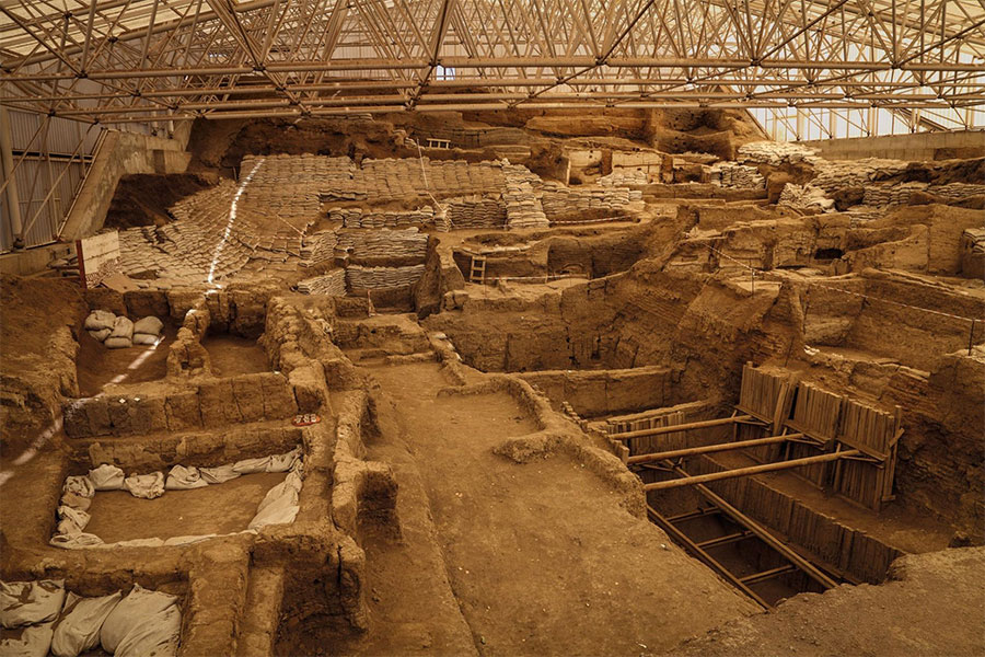Çatalhöyük neolitik kenti 9000 ila 10.000 yıllık geçmişiyle en eski arkeolojik alan olarak tarihe adını yazdırmıştır.