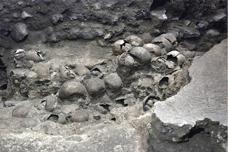 Templo Belediye Başkanının hüküm sürdüğü yerde, 650 kafatası ve binlerce kemik parçaları bulunmuştur.