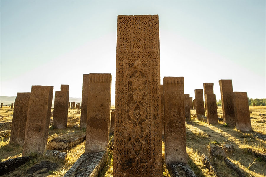Ahlat Selçuklu Mezarlığı, Türk- İslam Mimarisinin en güzel ve en etkileyici örneklerinden birisi konumundadır.
