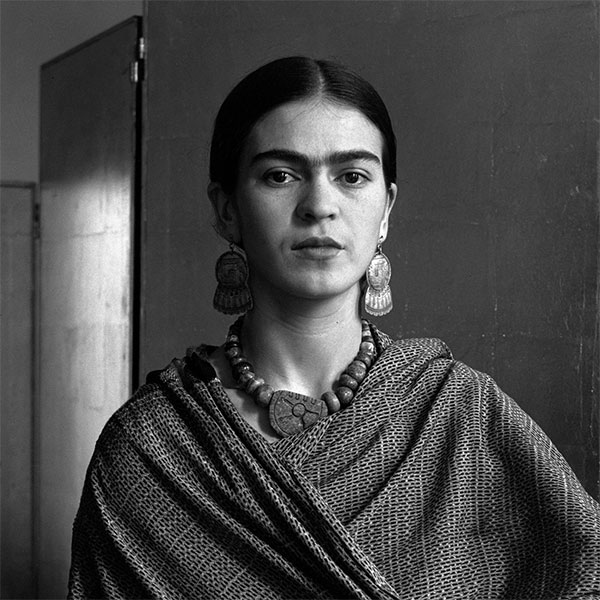 Picasso bile, Frida Kahlo için, biz onun gibi insan yüzleri çizmeyi bilmiyoruz demiştir.