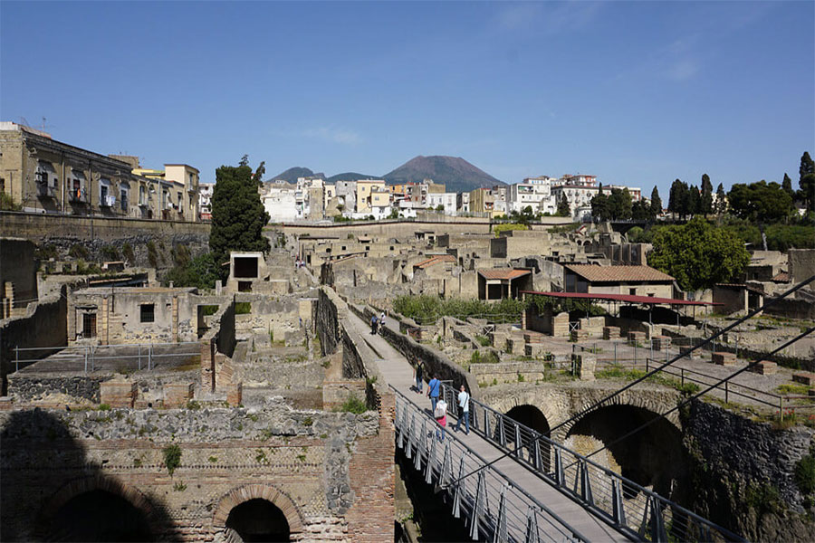 24 Ağustos 79 yılında, yüzyıllarca süren durgunluğunun ardından, Vezüv Yanardağı güney İtalya'da patladı. Roma şehirleri Pompei ve Herculaneum'u harap etti ve binlerce kişiyi öldürdü.