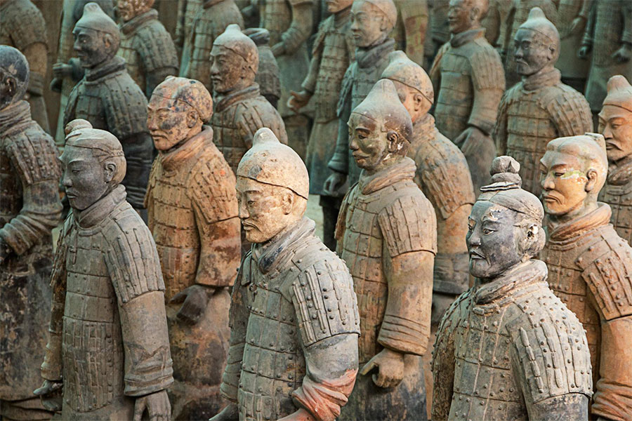 Arkeologlara göre, Terrocotta askerleri, Çin'in ilk imparatoruna öbür dünyaya eşlik etmek için oluşturulmuş ayrıntılı bir mozolenin parçasıydı.