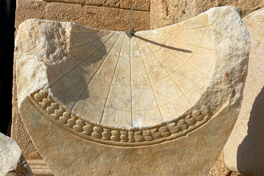 2020 yılında, Denizli'nin Laodikea Antik Kenti'nde bulunan en az 2000 yıllık olduğu düşünülen güneş saati.